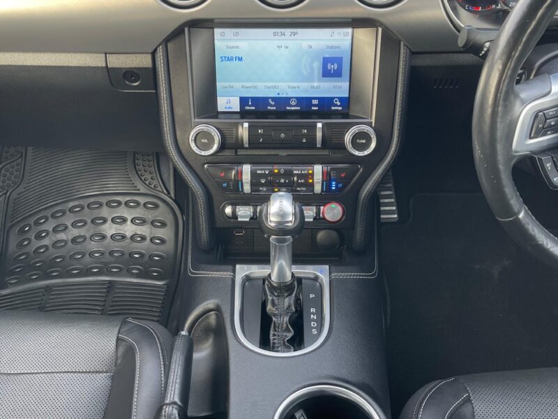 2021 Ford Mustang HIGH PERFOMANCE 2.3-liter turbocharged 4-cylinder Engine White Black Coupe