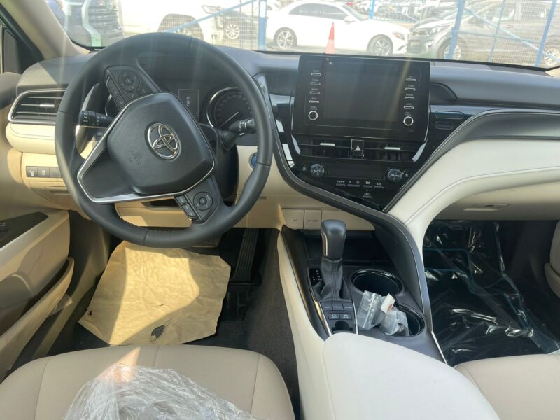 2024 Toyota Camry 2.5 Litres Inline-4 Cylinder Petrol Engine White Beige Sedan GCC Specs Automatic