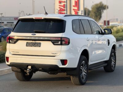 2024 Ford Everest Trend 2.0-liter 4-cylinder Bi-Turbo Diesel Engine White Black SUV GCC Specs