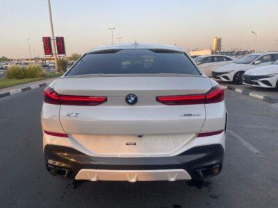 2022 BMW X6 xDrive40i 3.0-liter turbocharged inline-6 Engine White Black SUV GCC Specs