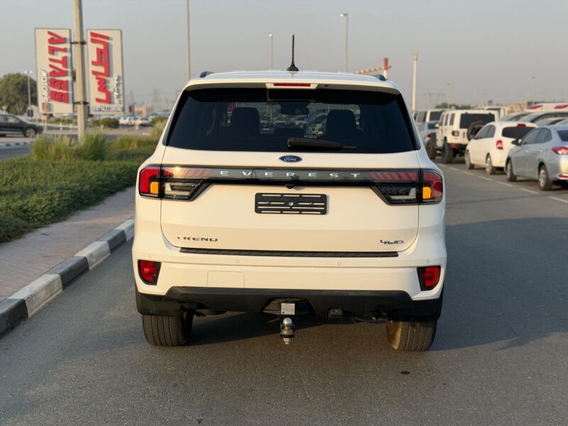 2024 Ford Everest Trend 2.0-liter 4-cylinder Bi-Turbo Diesel Engine White Black SUV GCC Specs