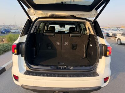 2024 Ford Everest Trend 2.0-liter 4-cylinder Bi-Turbo Diesel Engine White Black SUV GCC Specs
