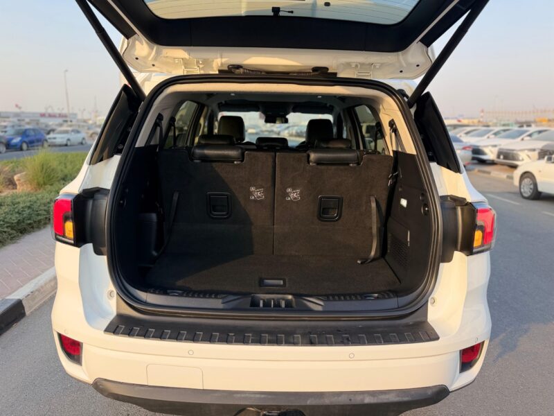 2024 Ford Everest Trend 2.0-liter 4-cylinder Bi-Turbo Diesel Engine White Black SUV GCC Specs