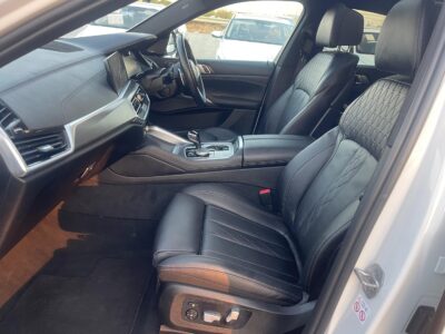 2022 BMW X6 xDrive40i 3.0-liter turbocharged inline-6 Engine White Black SUV GCC Specs