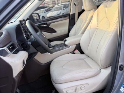 2022 Toyota Highlander Platinum 2.5 Litres 4 Cylinders Hybrid Engine Silver White SUV GCC Specs