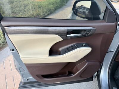 2022 Toyota Highlander Platinum 2.5 Litres 4 Cylinders Hybrid Engine Silver White SUV GCC Specs