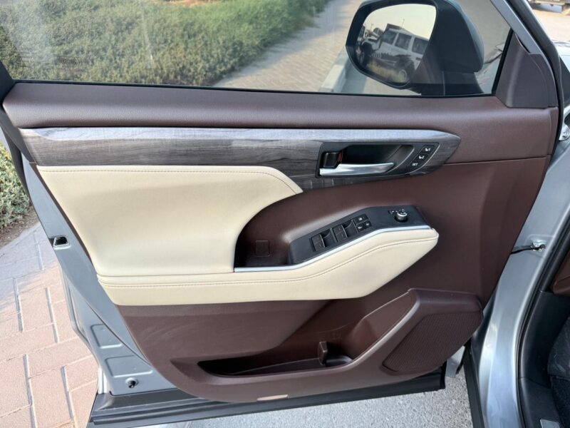 2022 Toyota Highlander Platinum 2.5 Litres 4 Cylinders Hybrid Engine Silver White SUV GCC Specs