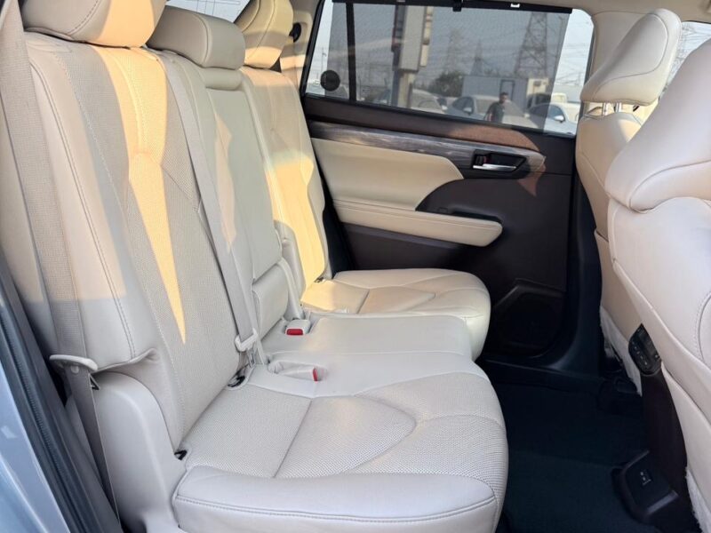 2022 Toyota Highlander Platinum 2.5 Litres 4 Cylinders Hybrid Engine Silver White SUV GCC Specs