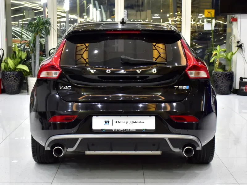 2018 Volvo V-Class T5 R-Design 4 Cylinders Petrol Engine Black Hatchback GCC Specs Automatic
