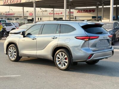 2022 Toyota Highlander Platinum 2.5 Litres 4 Cylinders Hybrid Engine Silver White SUV GCC Specs
