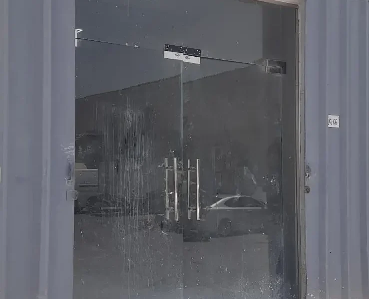 1,460 sqft Individual Warehouse Entrance with Convenient Loading/Unloading Access