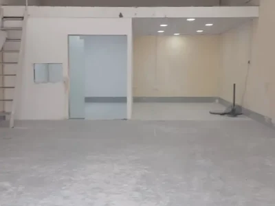 1,460 sqft Individual Warehouse Entrance with Convenient Loading/Unloading Access