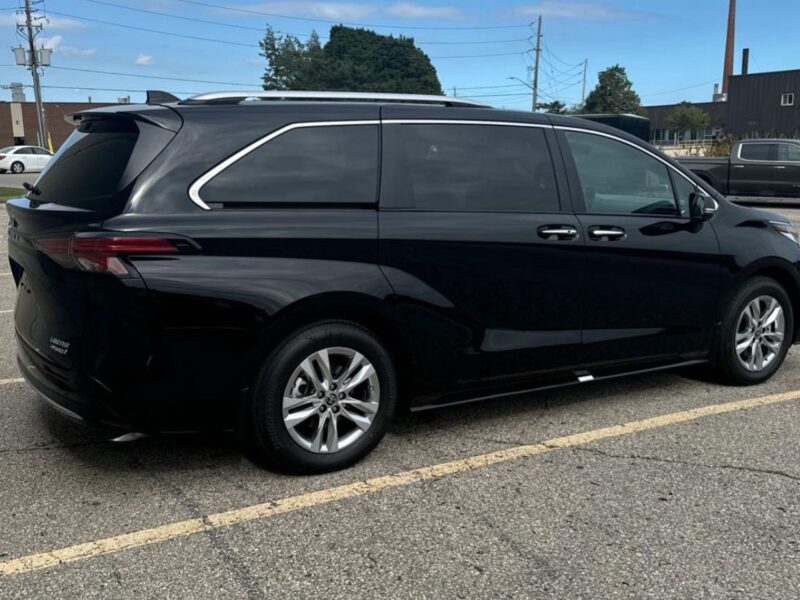 2026 Toyota Sienna Top Hybrid Minivan 2.5 Litres 4 Cylinders Engine Black Grey Van Automatic