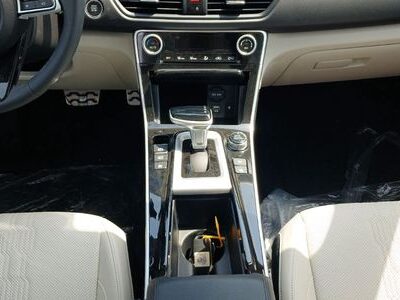 2026 Kia Seltos 1.4 Litres 4 Cylinders Turbo Petrol Engine Silver White SUV GCC Specs