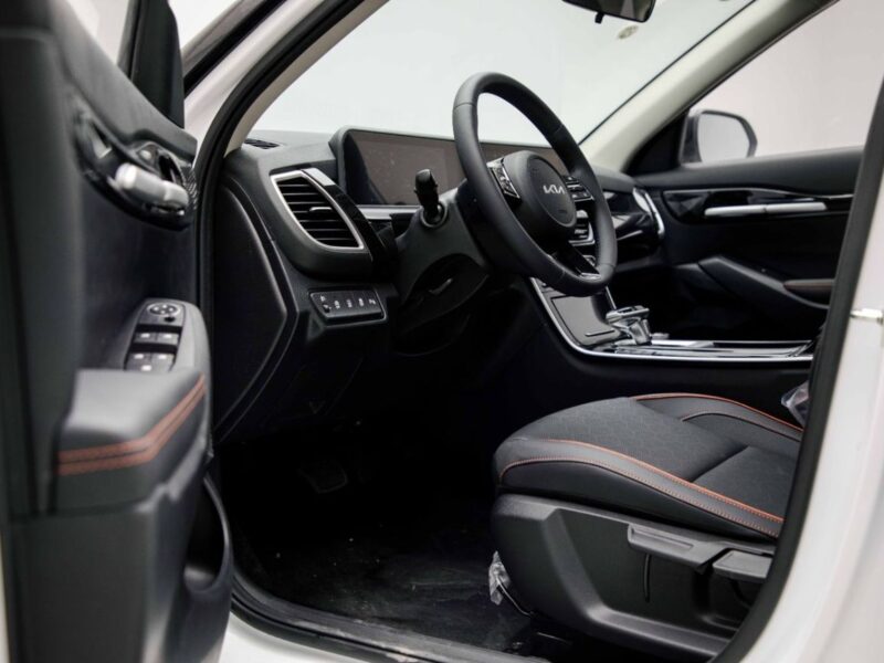2025 Kia Seltos LX Standard 1.5 Litres 4 Cylinders Petrol Engine White Black SUV Chinese Specs