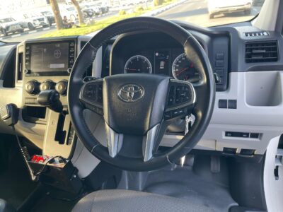 2021 TOYOTA HIACE Ambulance 2.8 Litres 4 Cylinders Diesel Engine White Grey Van Automatic
