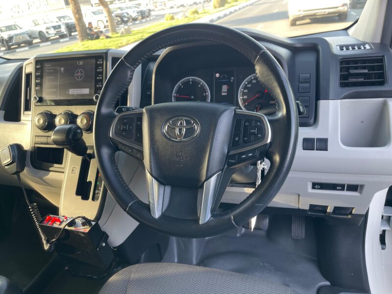 2021 TOYOTA HIACE Ambulance 2.8 Litres 4 Cylinders Diesel Engine White Grey Van Automatic