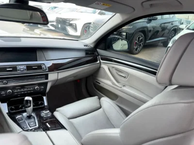 2011 BMW 5-Series 550i 8 Cylinders Petrol Engine White Beige Sedan Japanese Specs