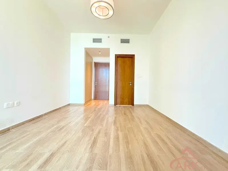 1,511 sqft Amna Tower Full Canal View| Well Maintained | Big Layout