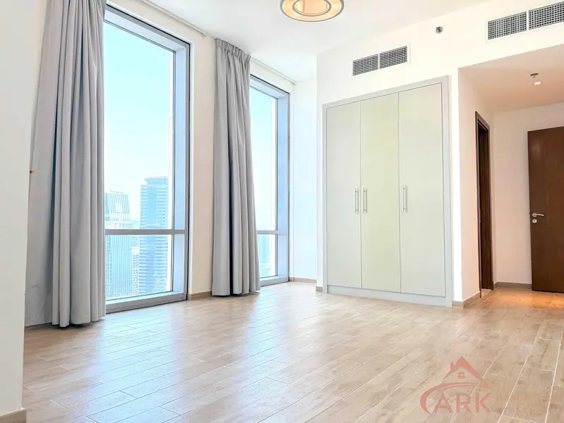 1,511 sqft Amna Tower Full Canal View| Well Maintained | Big Layout