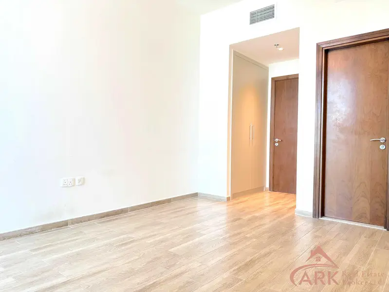 1,511 sqft Amna Tower Full Canal View| Well Maintained | Big Layout