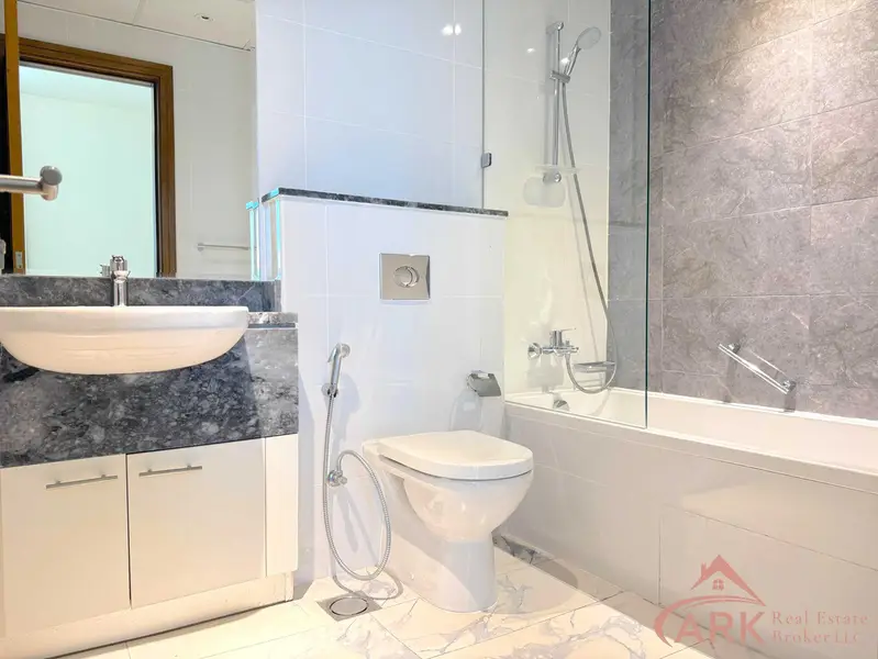 1,511 sqft Amna Tower Full Canal View| Well Maintained | Big Layout