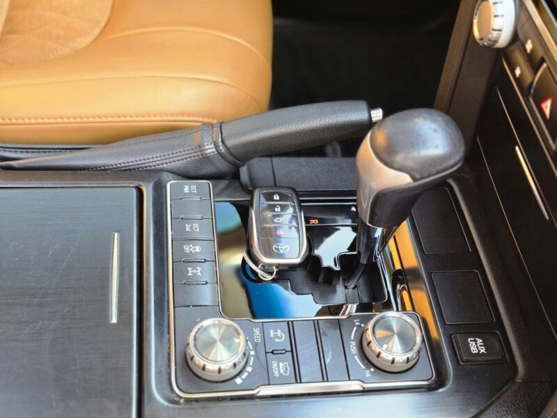 2021 Toyota Land Cruiser GXR Grand Touring 4.6 Litres V8 Petrol Engine White Tan SUV GCC Specs