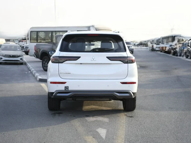 2026 Mitsubishi Outlander 7P H-Line 2.5L 4 Cylinders Petrol Engine White Black SUV GCC Specs