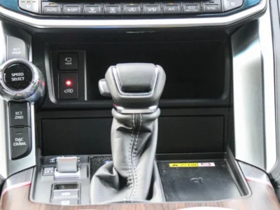 2026 Toyota Land Cruiser VX 4.0 Litres 6 Cylinders Petrol Engine White Black SUV GCC Specs