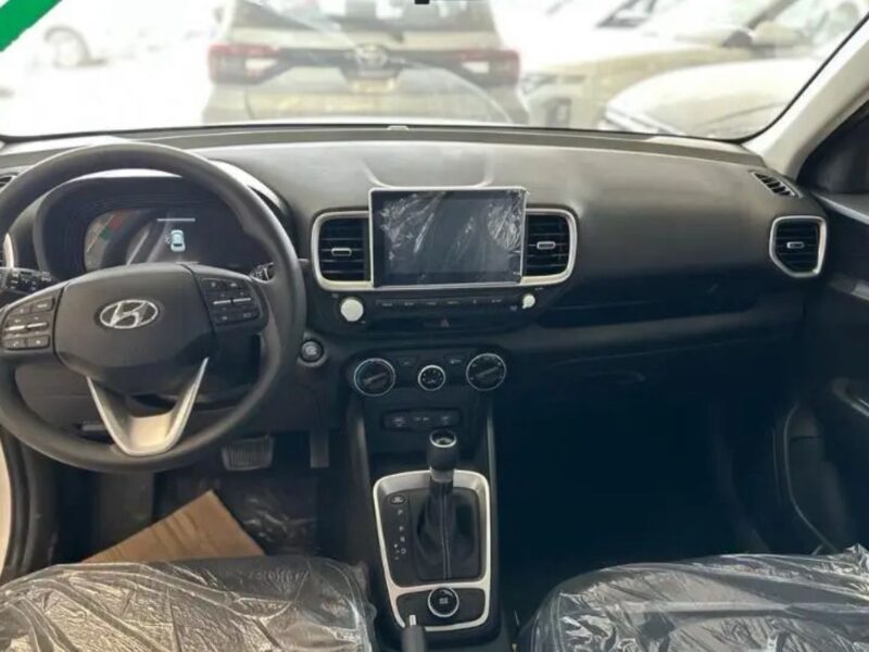 2026 Hyundai Venue 1.6 Litres 4 Cylinders Petrol Engine White Black SUV GCC Specs Automatic