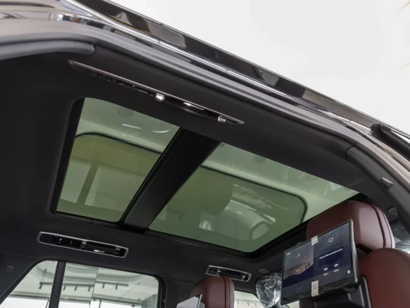 2026 Land Rover Range Rover AUTOBIOGRAPHY P530 4.4L V8 Twin-Turbo Black Burgundy SUV