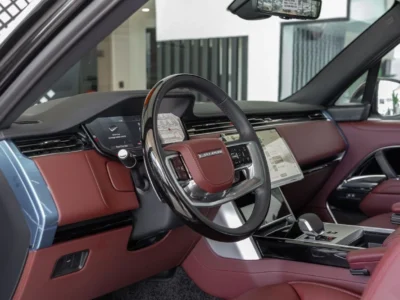 2026 Land Rover Range Rover AUTOBIOGRAPHY P530 4.4L V8 Twin-Turbo Black Burgundy SUV
