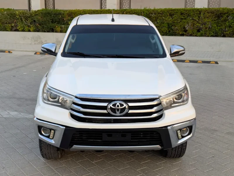 2020 Toyota Hilux SR5 2.8 Litres 4 Cylinders Diesel Engine White Red Pickup Truck GCC Specs