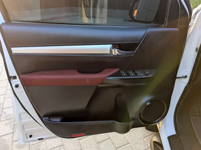 2020 Toyota Hilux SR5 2.8 Litres 4 Cylinders Diesel Engine White Red Pickup Truck GCC Specs