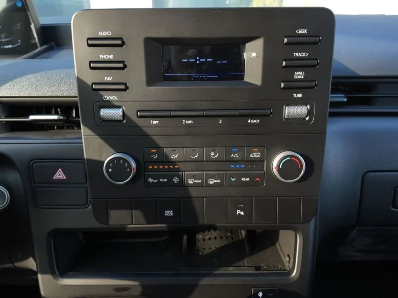 2026 Hyundai Staria 2.2 Litres 4 Cylinders Diesel Engine White Black Van GCC Specs Manual