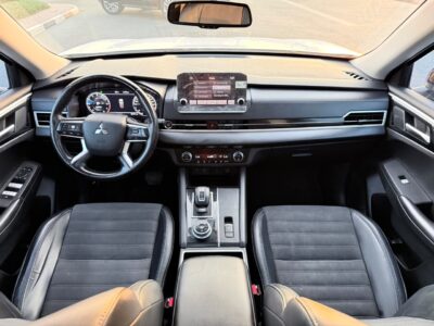 2024 MITSUBISHI OUTLANDER High-LINE 2.5 Litres 4 Cylinders Petrol Engine White Black SUV