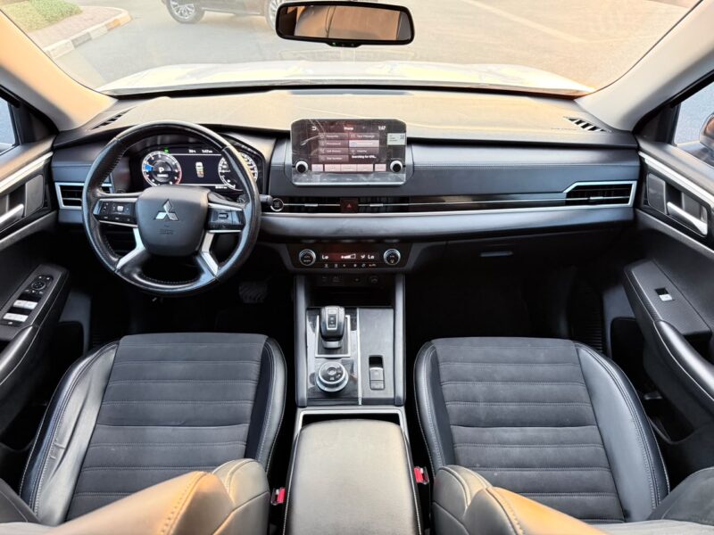 2024 MITSUBISHI OUTLANDER High-LINE 2.5 Litres 4 Cylinders Petrol Engine White Black SUV