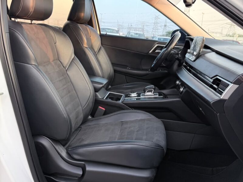 2024 MITSUBISHI OUTLANDER High-LINE 2.5 Litres 4 Cylinders Petrol Engine White Black SUV