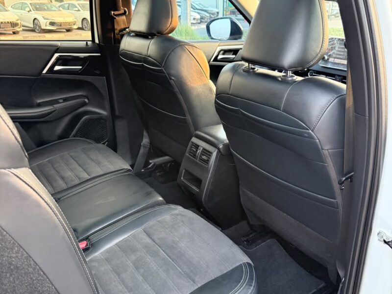2024 MITSUBISHI OUTLANDER High-LINE 2.5 Litres 4 Cylinders Petrol Engine White Black SUV