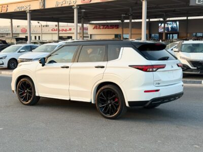 2024 MITSUBISHI OUTLANDER High-LINE 2.5 Litres 4 Cylinders Petrol Engine White Black SUV