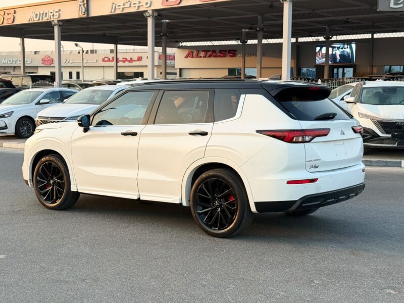 2024 MITSUBISHI OUTLANDER High-LINE 2.5 Litres 4 Cylinders Petrol Engine White Black SUV