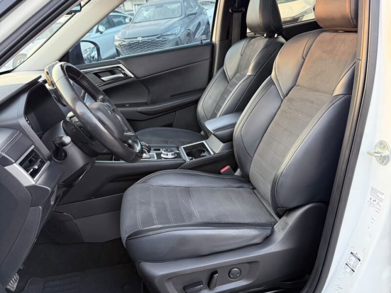 2024 MITSUBISHI OUTLANDER High-LINE 2.5 Litres 4 Cylinders Petrol Engine White Black SUV