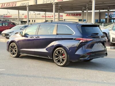 2023 TOYOTA SIENNA XLE HYBRID 2.5 Litres 4 Cylinders Engine Blue Grey SUV Canadian Specs