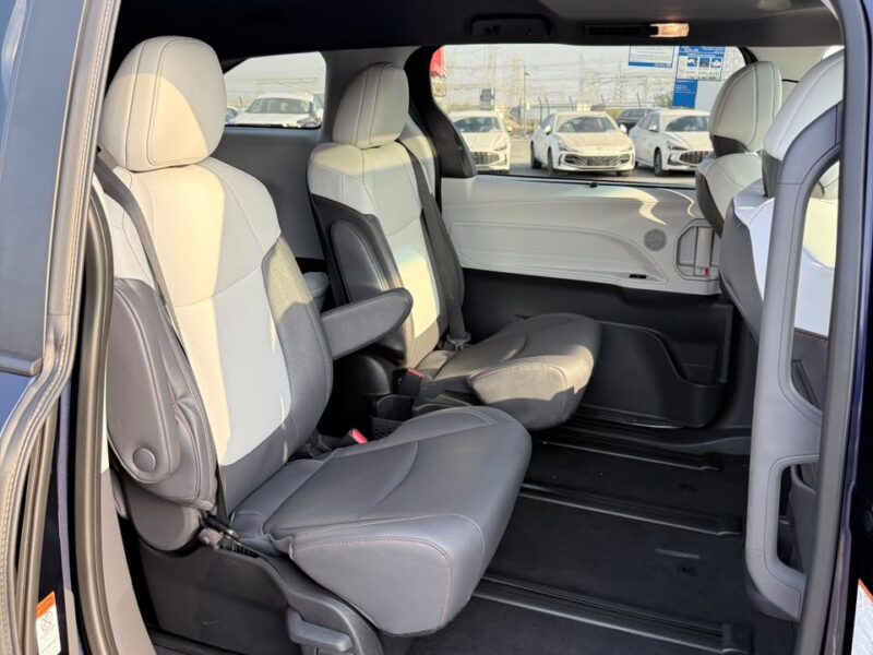 2023 TOYOTA SIENNA XLE HYBRID 2.5 Litres 4 Cylinders Engine Blue Grey SUV Canadian Specs