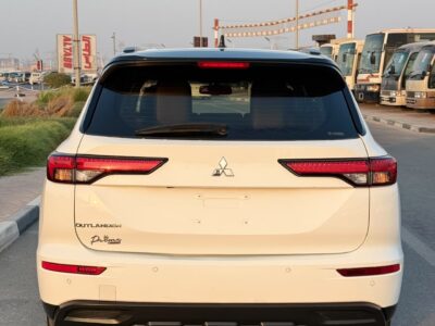 2024 MITSUBISHI OUTLANDER High-LINE 2.5 Litres 4 Cylinders Petrol Engine White Black SUV