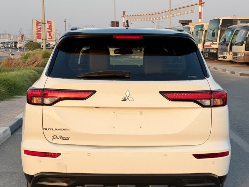 2024 MITSUBISHI OUTLANDER High-LINE 2.5 Litres 4 Cylinders Petrol Engine White Black SUV
