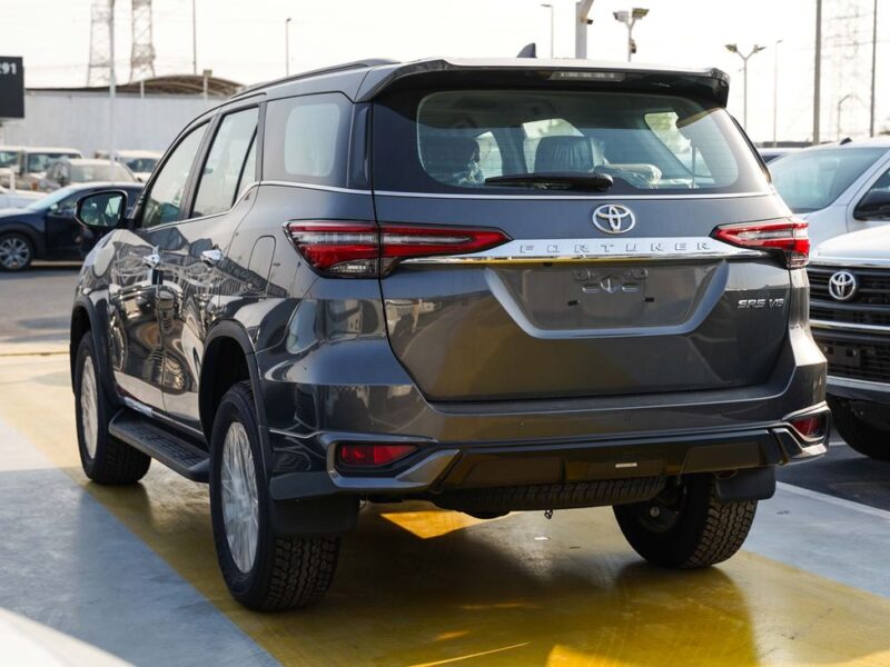 2026 Toyota Fortuner SR5 4.0 Litres 6 Cylinders Petrol Engine Grey Black SUV GCC Specs FULL OPTION