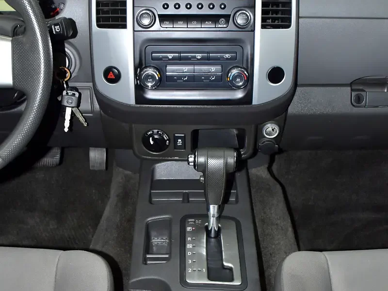 2015 Nissan Xterra SE 4.0 Litres 6 Cylinders Petrol Engine White Black SUV GCC Specs Automatic