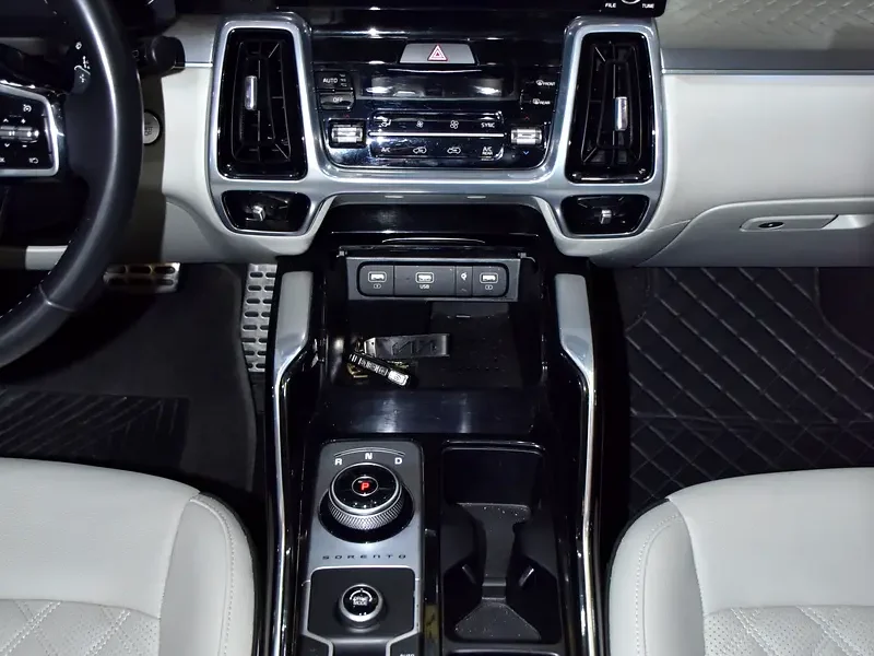 2023 Kia Sorento DLX 6 Cylinders Petrol Engine White Beige SUV GCC Specs Automatic