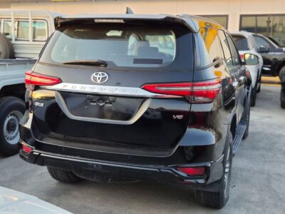2017 Toyota Fortuner GXR Converted to 2025 Kit 4.0L 6 Cylinders Petrol Engine Black SUV GCC